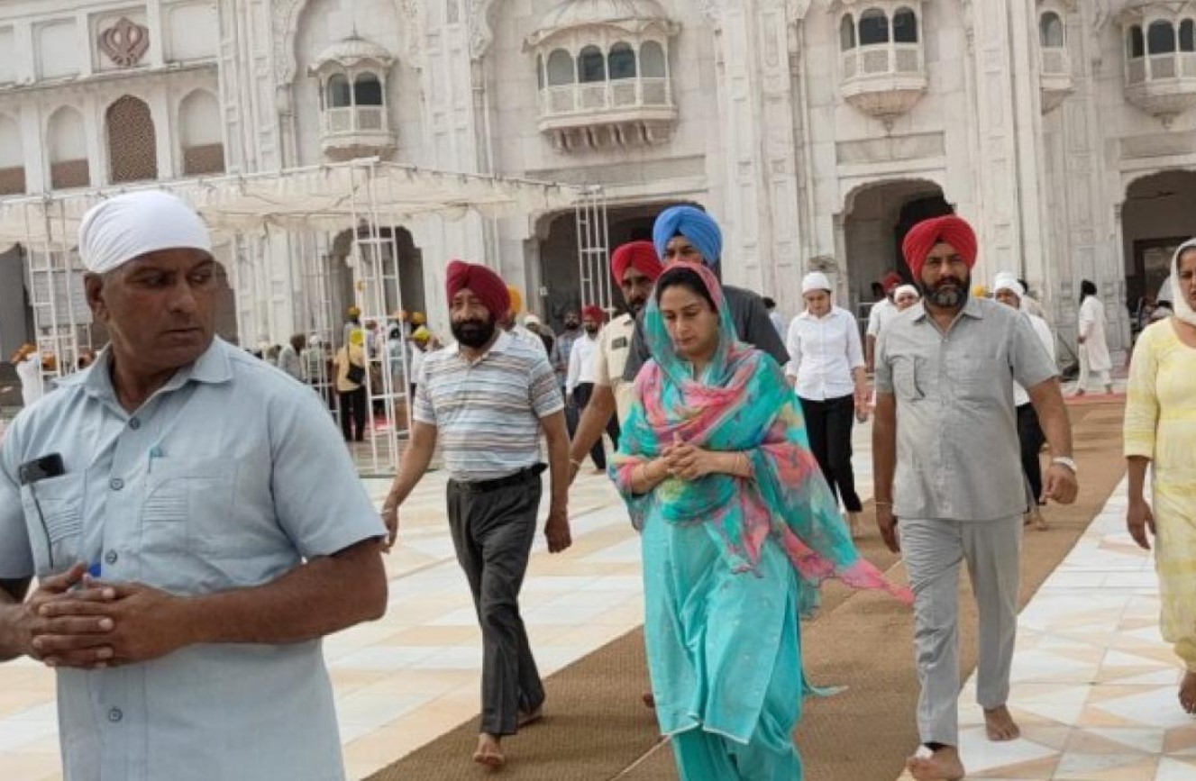 Amritsar News : ਸੱਚਖੰਡ ਸ੍ਰੀ ਹਰਿਮੰਦਰ ਸਾਹਿਬ ਵਿਖੇ ਨਤਮਸਤਕ ਹੋਈਆਂ ਸਾਂਸਦ ਹਰਸਿਮਰਤ ਕੌਰ ਬਾਦਲ, ਸਰਬੱਤ ਦੇ ਭਲੇ ਲਈ ਕੀਤੀ ਅਰਦਾਸ, ਪੰਜਾਬ ਵਿੱਚ ਹੜ੍ਹਾਂ ਦੀ ਸਥਿਤੀ ’ਤੇ ਜਤਾਈ ਚਿੰਤਾ…
