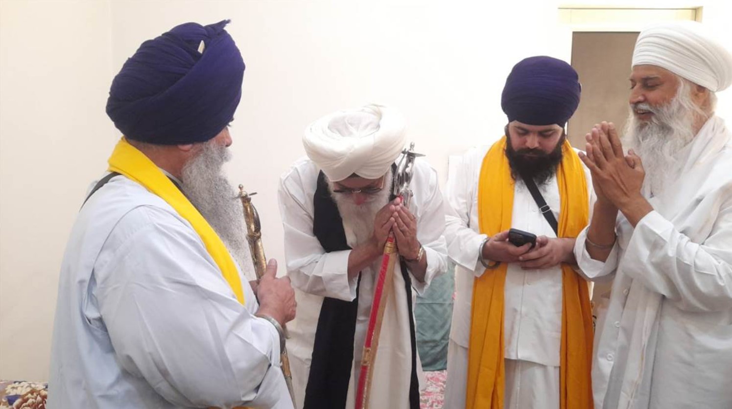 ਅੰਮ੍ਰਿਤਸਰ ਖ਼ਬਰ: ਡੇਰਾ ਬਿਆਸ ਮੁਖੀ ਬਾਬਾ ਗੁਰਿੰਦਰ ਸਿੰਘ ਢਿੱਲੋ ਦੀ ਸ਼੍ਰੋਮਣੀ ਪੰਥ ਅਕਾਲੀ ਬੁੱਢਾ ਦਲ ਦੇ ਮੁਖੀ ਬਾਬਾ ਬਲਬੀਰ ਸਿੰਘ ਨਾਲ ਮੁਲਾਕਾਤ…