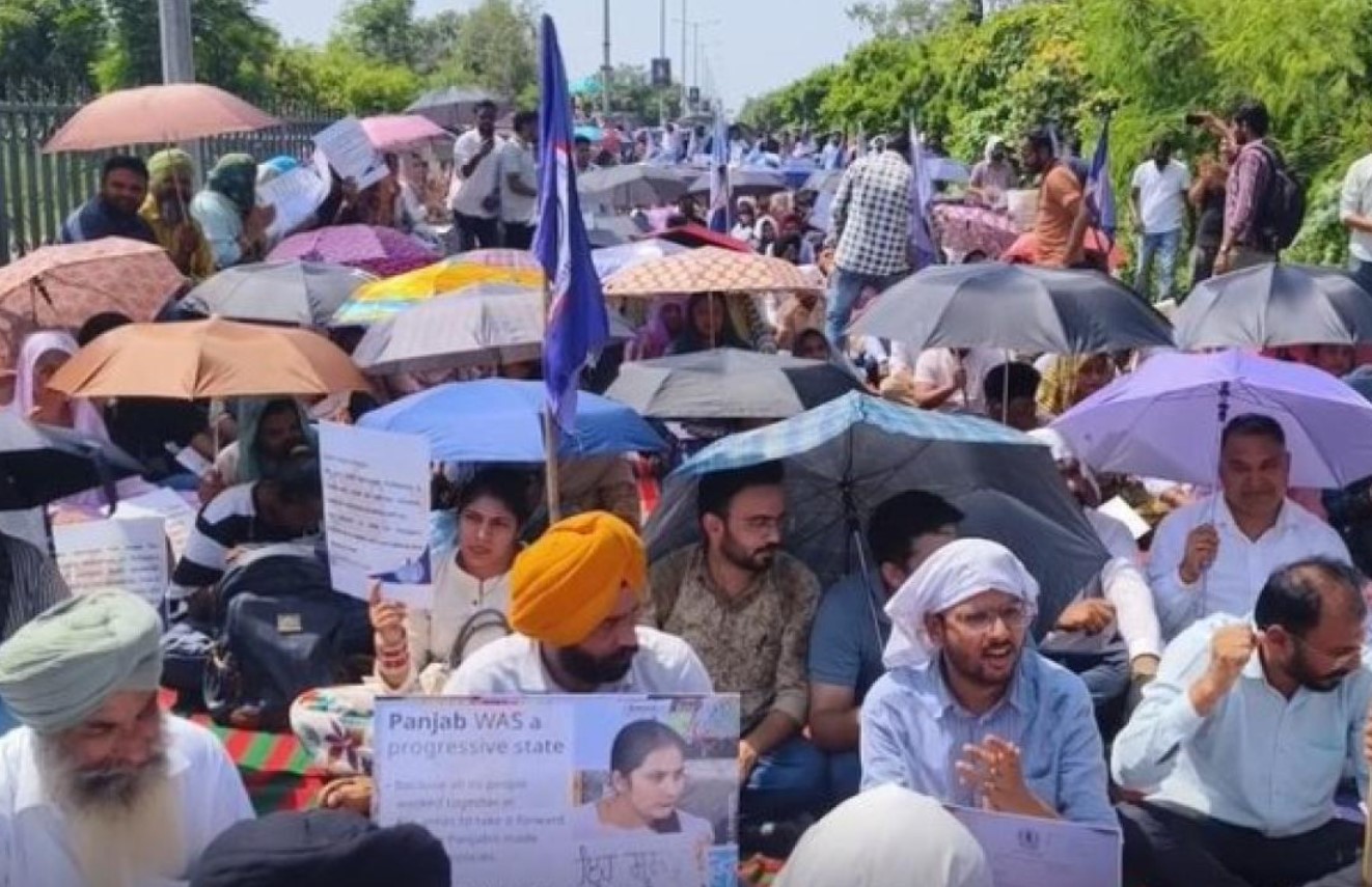 ਸੰਗਰੂਰ ਤੋਂ ਵੱਡੀ ਖ਼ਬਰ: 1158 ਸਹਾਇਕ ਪ੍ਰੋਫੈਸਰ ਅਤੇ ਲਾਇਬ੍ਰੇਰੀਅਨ ਫਰੰਟ ਵੱਲੋਂ ਮੁੱਖ ਮੰਤਰੀ ਦੀ ਕੋਠੀ ਦਾ ਘਿਰਾਓ…
