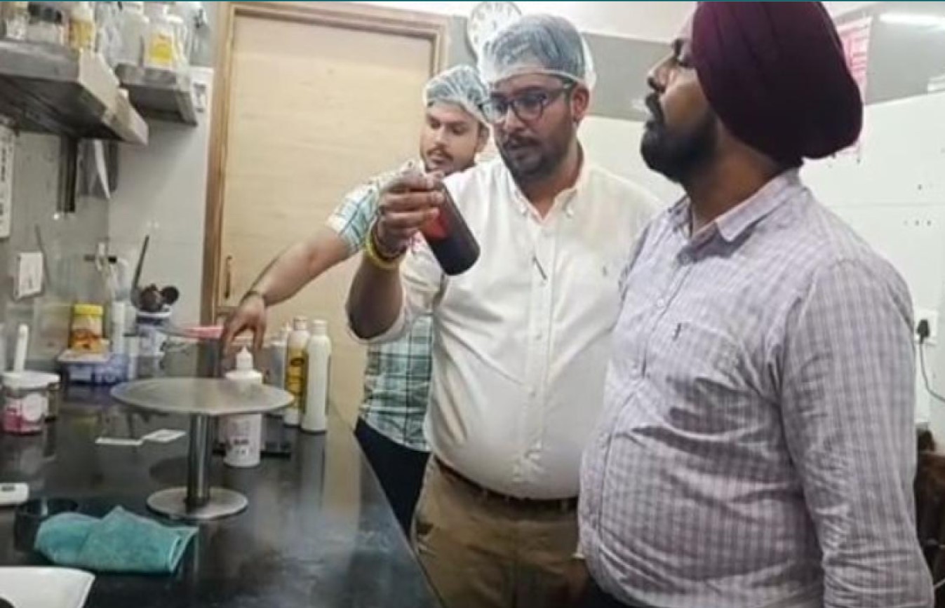ਅੰਮ੍ਰਿਤਸਰ ਵਿੱਚ ਤਿਉਹਾਰੀ ਸੀਜ਼ਨ ਨੂੰ ਲੈ ਕੇ ਸਿਹਤ ਵਿਭਾਗ ਸਖ਼ਤ, ਮਸ਼ਹੂਰ ਬੇਕਰੀ ’ਤੇ ਛਾਪੇਮਾਰੀ ਨਾਲ ਹੜਕੰਪ…