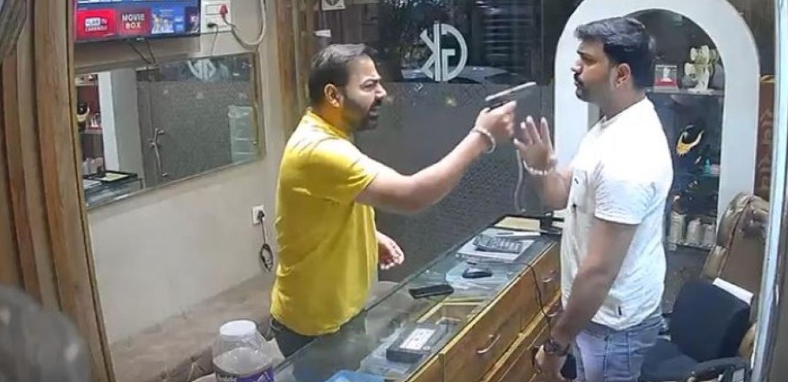 Amritsar News : ਲੜਕੀ ਨਾਲ ਪੈਸਿਆਂ ਦੇ ਲੈਣ-ਦੇਣ ਕਾਰਨ ਸੁਨਿਆਰੇ ਨੂੰ ਗੰਨ ਪੁਆਇੰਟ ’ਤੇ ਧਮਕਾਇਆ, ਸਾਰੀ ਘਟਨਾ CCTV ਕੈਮਰੇ ’ਚ ਕੈਦ — ਇਲਾਕੇ ’ਚ ਦਹਿਸ਼ਤ ਦਾ ਮਾਹੌਲ…