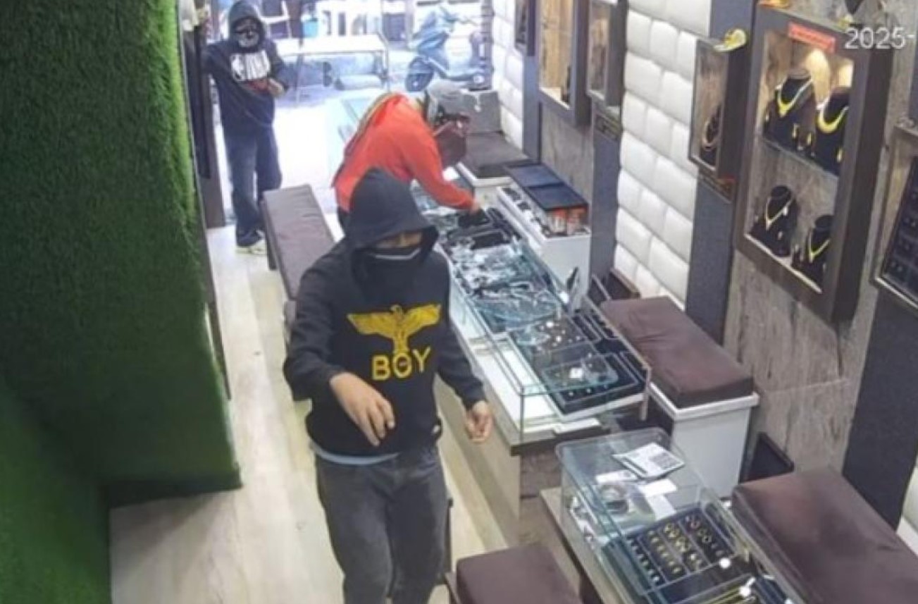 ਜਲੰਧਰ ‘ਚ ਦਿਨ-ਦਿਹਾੜੇ ਲੁੱਟ ਦੀ ਵਾਰਦਾਤ: ਭਾਰਗਵ ਕੈਂਪ ਇਲਾਕੇ ‘ਚ ਸੁਨਿਆਰੇ ਤੋਂ ਬੰਦੂਕ ਦੀ ਨੋਕ ’ਤੇ ਲੱਖਾਂ ਦੇ ਗਹਿਣੇ ਤੇ ਨਕਦੀ ਲੁੱਟੀ ਗਈ, CCTV ‘ਚ ਕੈਦ ਹੋਈ ਪੂਰੀ ਘਟਨਾ…