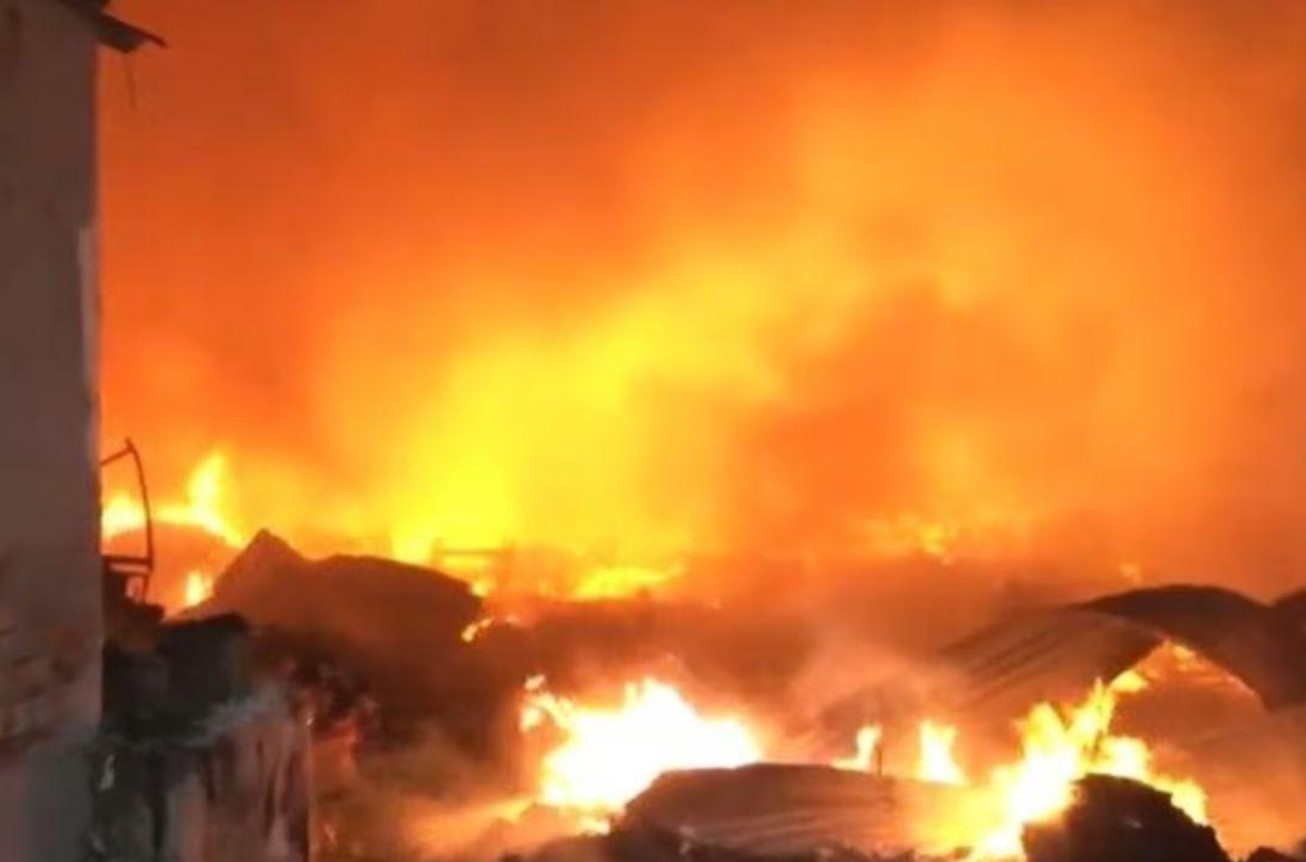 ਦਿੱਲੀ ਵਿੱਚ ਅੱਗ ਦਾ ਕਹਿਰ: ਰੋਹਿਣੀ ਦੀ ਬੰਗਾਲੀ ਬਸਤੀ ਦੀਆਂ ਝੁੱਗੀਆਂ ਵਿੱਚ ਭਿਆਨਕ ਅੱਗ, ਇੱਕ ਬੱਚਾ ਜ਼ਖਮੀ…